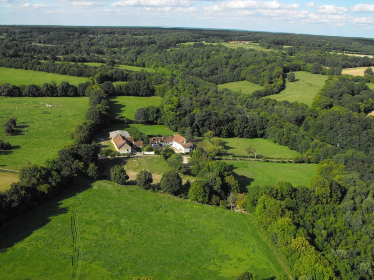 Bed and Breakfast Domaine De Varenne Saint-Amand-en-Puisaye Exterior foto