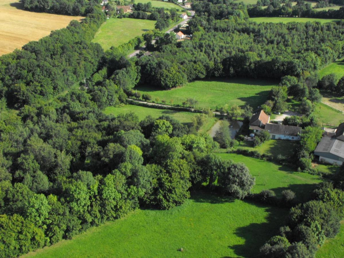 Bed and Breakfast Domaine De Varenne Saint-Amand-en-Puisaye Exterior foto